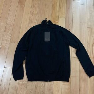 New with tags .soft knitted blouse with zipper at the back